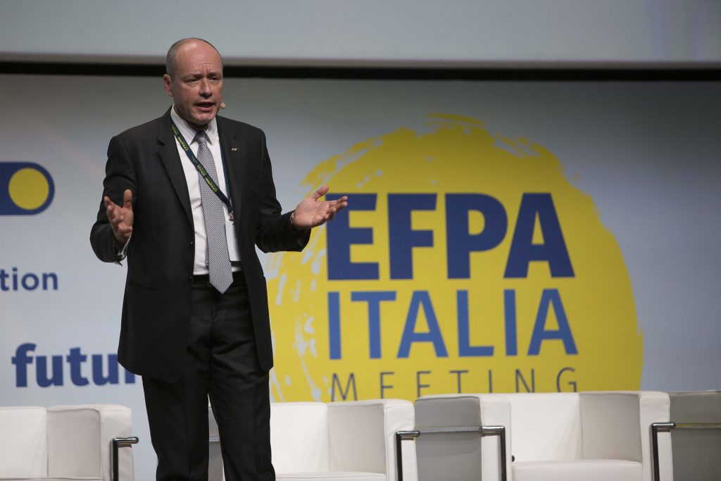 EFPA Italia meeting, il presidente Marco Deroma sul palco