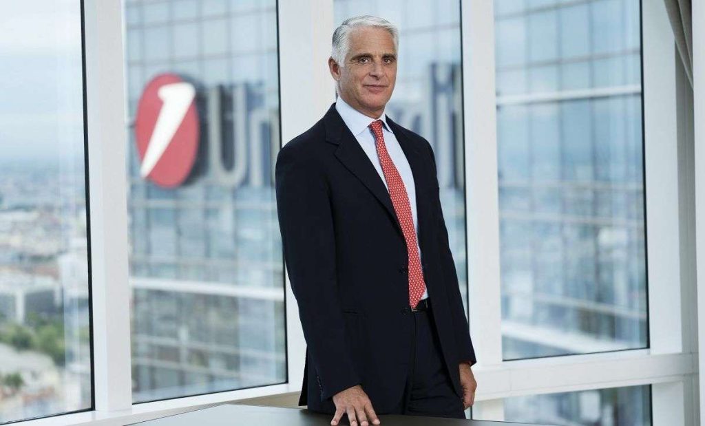 Unicredit: piano da 8 miliardi contro inflazione, cosa fare con le azioni?