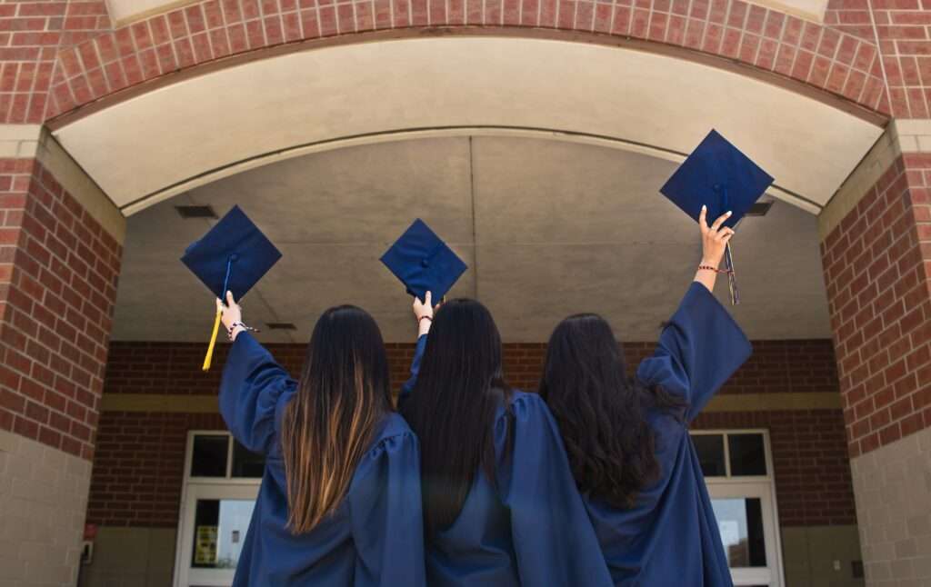 Studentesse laureate lanciano in aria il tocco