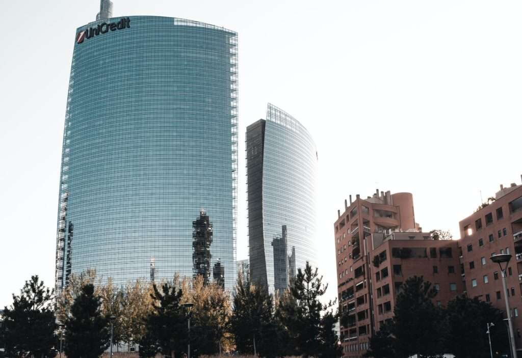 L'immagine mostra una ripresa da lontano della Torre Unicredit, in piazza Gae Aulenti a Milano