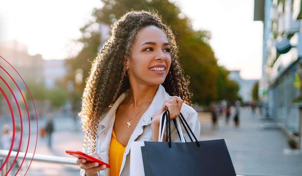 Ragazza fa shopping durante il Black Friday