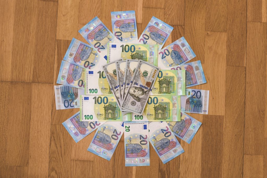 Una composizione di euro e dollari