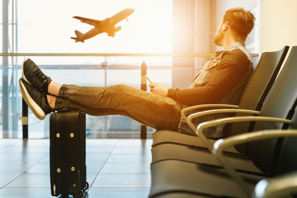 Viaggiatore in attesa in un aeroporto