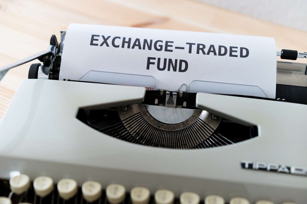 Macchina da scrivere e foglio con scritta Exchange Traded Fund