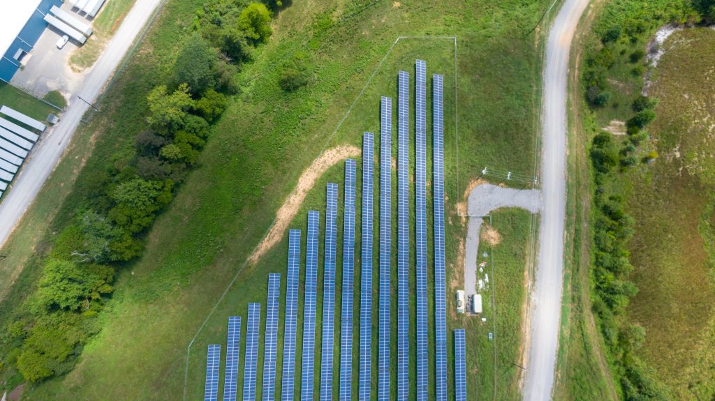Infrastrutture sostenibili, un campo di produzione di energia eolica