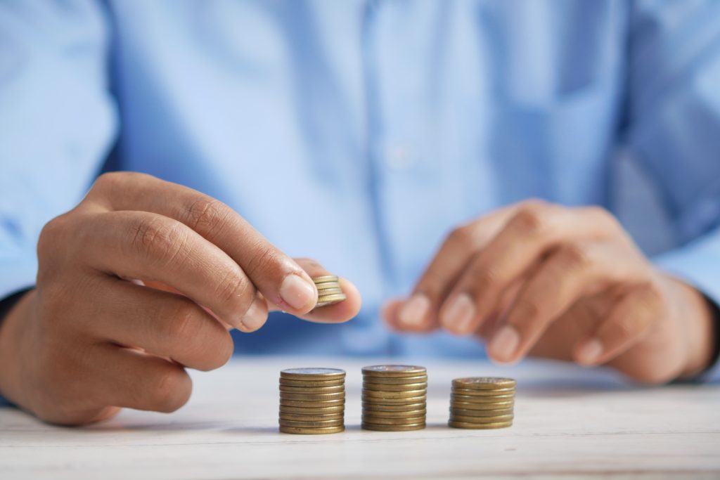 Persona che accumula monete