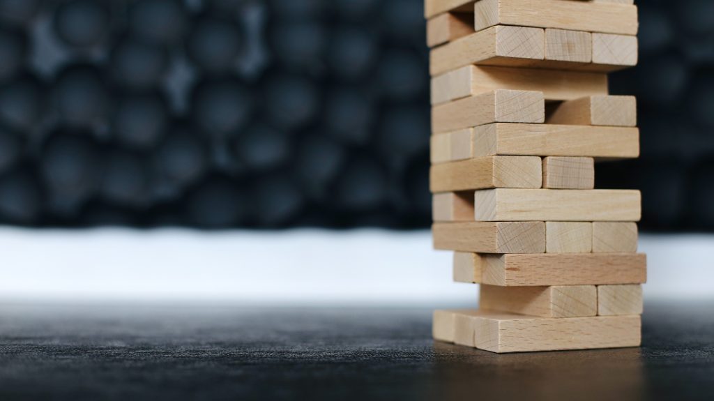 Una torre Jenga fatta di mattoncini di legno