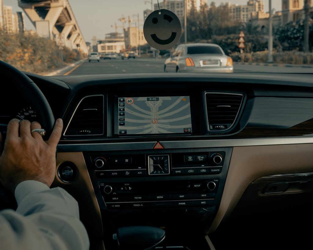 Interno auto con autista che guida