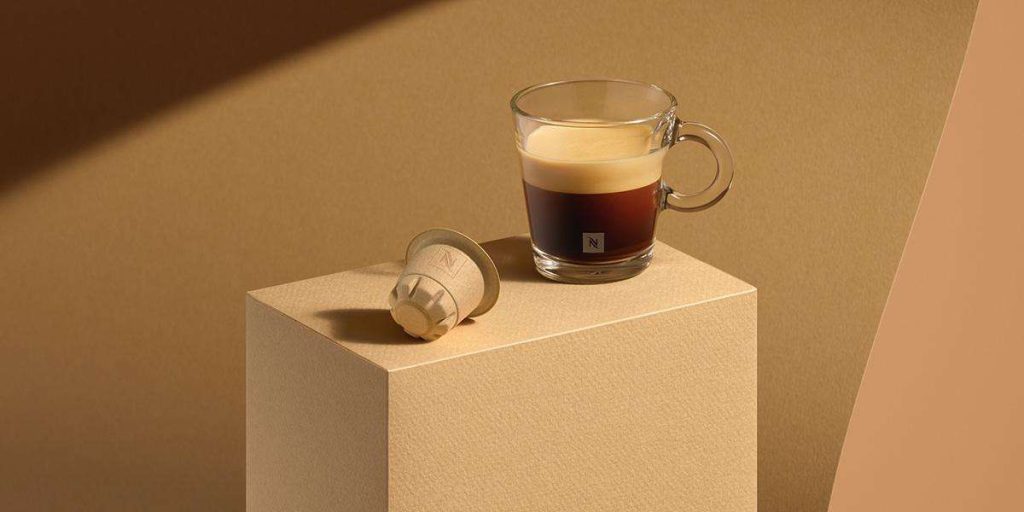 Una tazza di caffè Nespresso ottenuta dalle nuove cialde compostabili