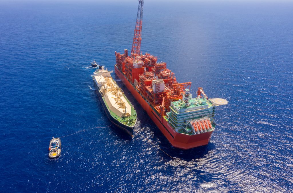 Il rigassificatore e la nave destinata a trasportare il gas naturale verso le coste europee preparano il primo carico dal bacino di Coral South