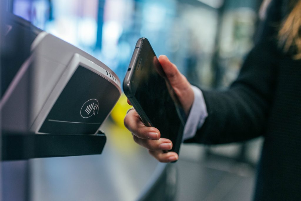 Una carta di credito davanti a un terminale touchless