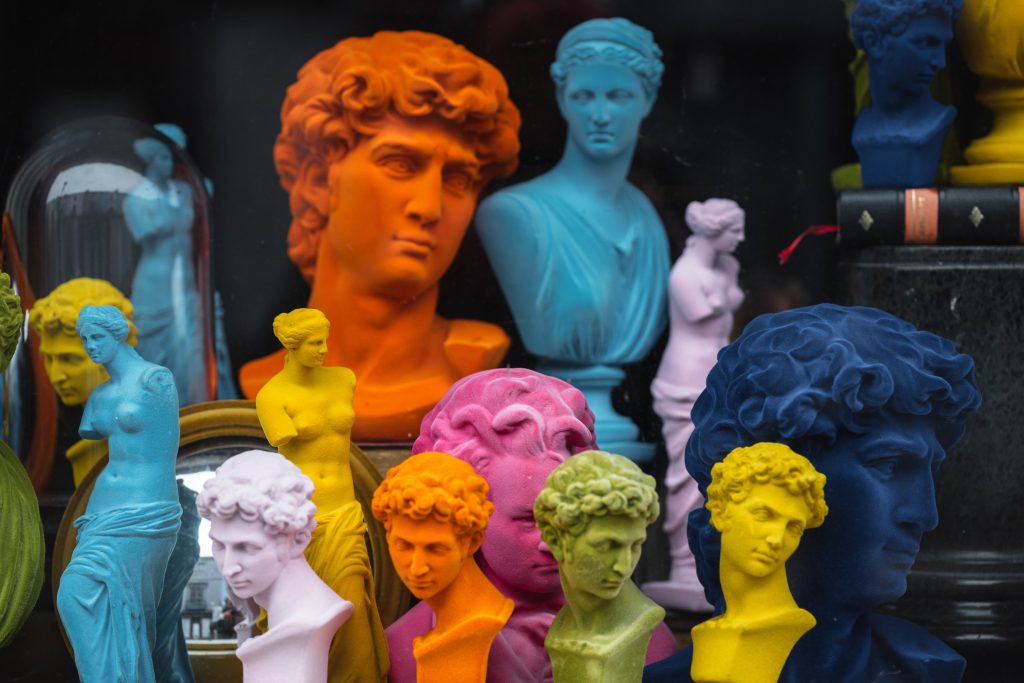 Riproduzioni di statue famose, tra le quali il viso del David di Michelangelo, con colori