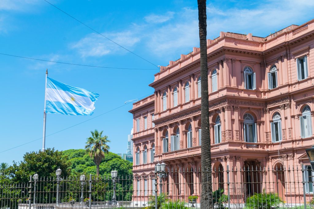 La bandiera argentina davanti alla Casa Rosada, il palazzo del governo
