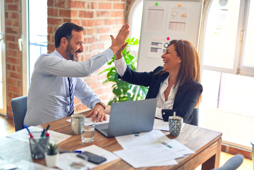 Due persone festeggiano il loro nuovo investimento in una PMI