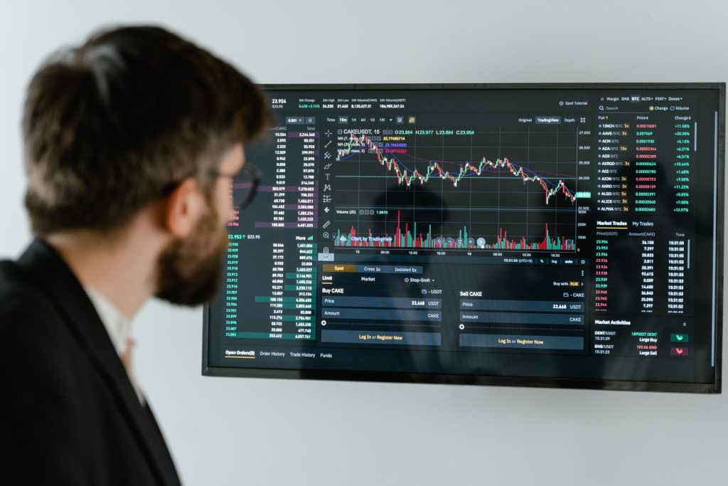 Un trader osserva un grafico delle quotazioni su uno schermo