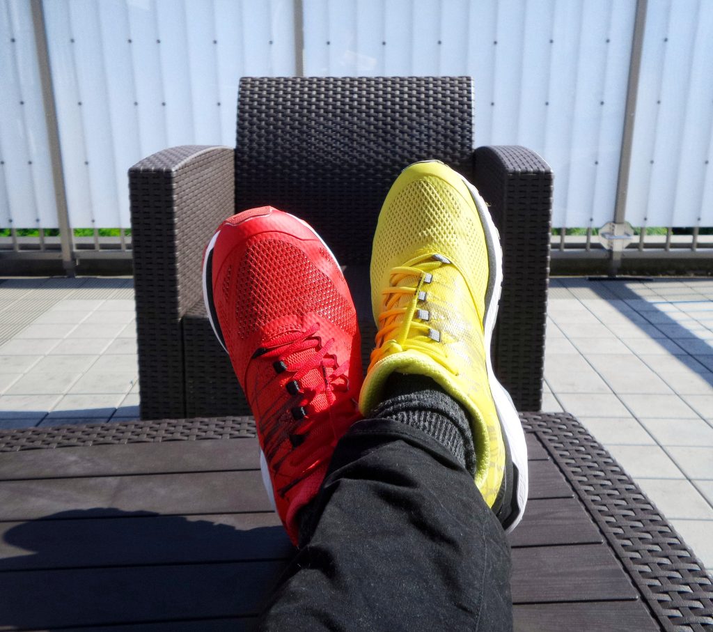 Due scarpe di colore diverso, una gialla e una rossa