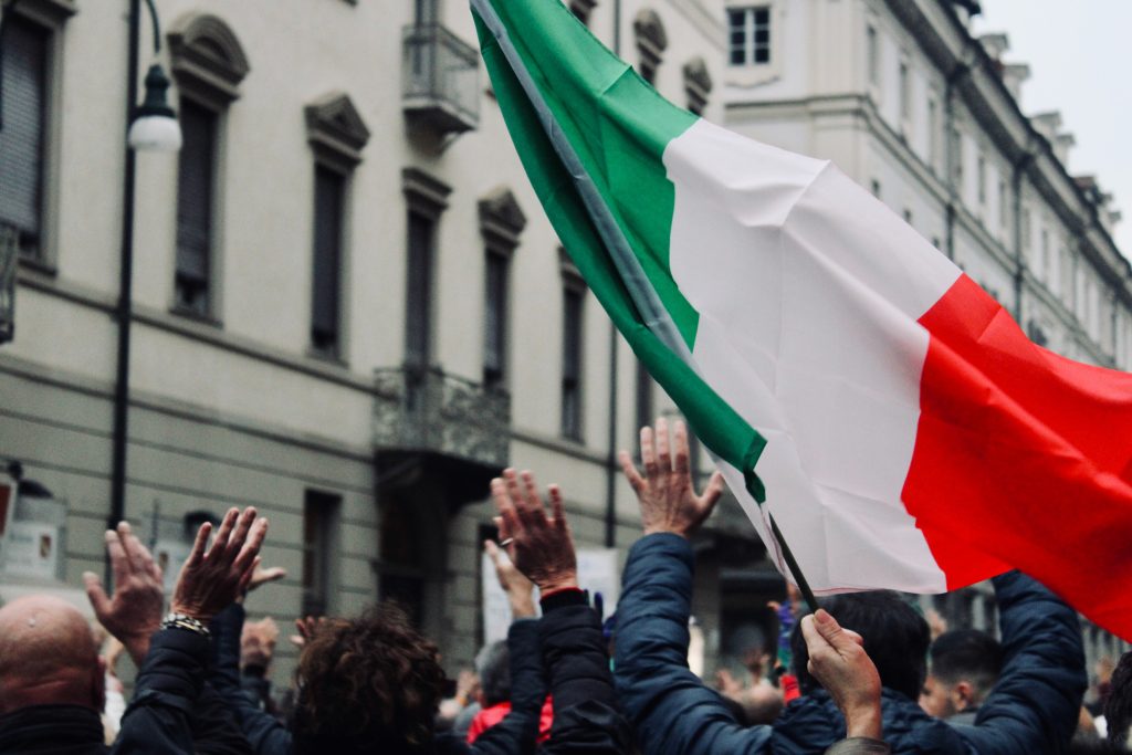 Un bandiera italiana con un gruppo di persone