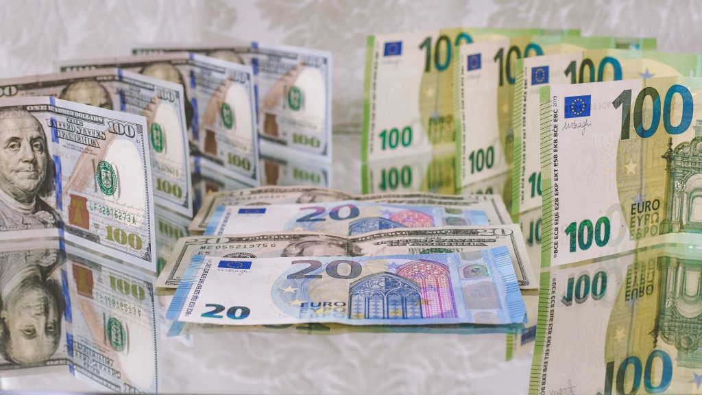 Banconote di euro e dollari