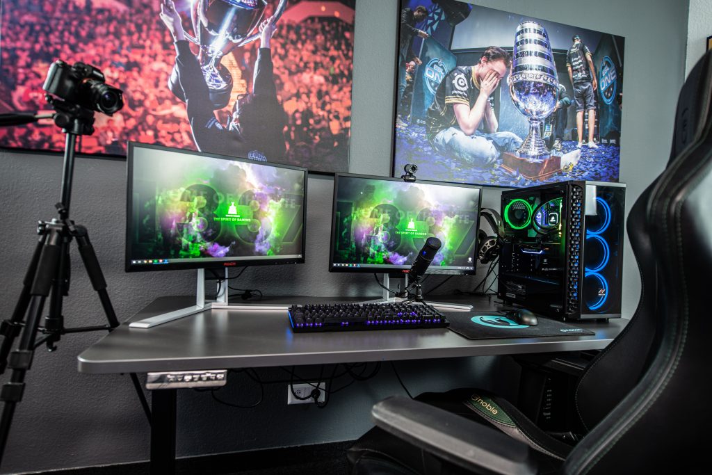Un set up per il gaming con due schermi
