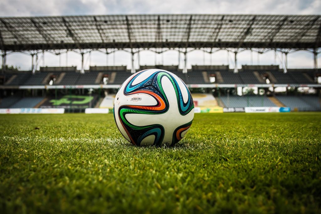 Un pallone al centro di un campo da calcio