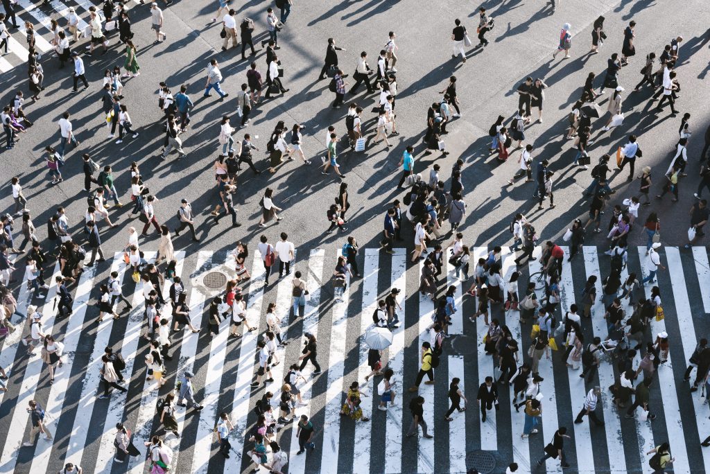 Una moltitudine di persone che cammina, ripresa dall'alto