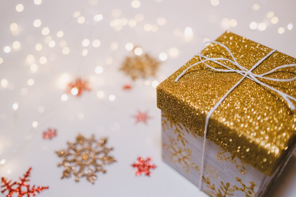 Un pacchetto regalo dorato per Natale