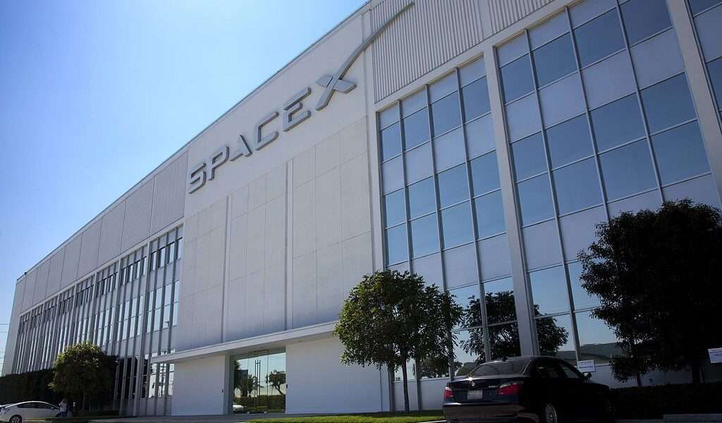 un'immagine dell'esterno della sede di SpaceX