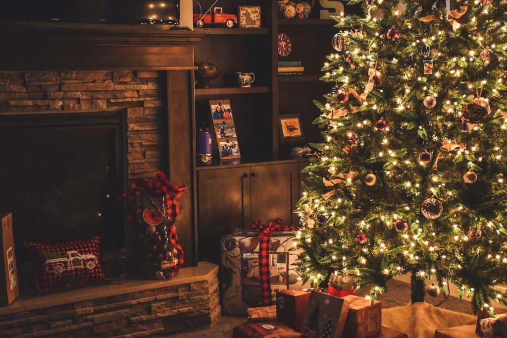Albero di Natale con regali pronti a essere scartati