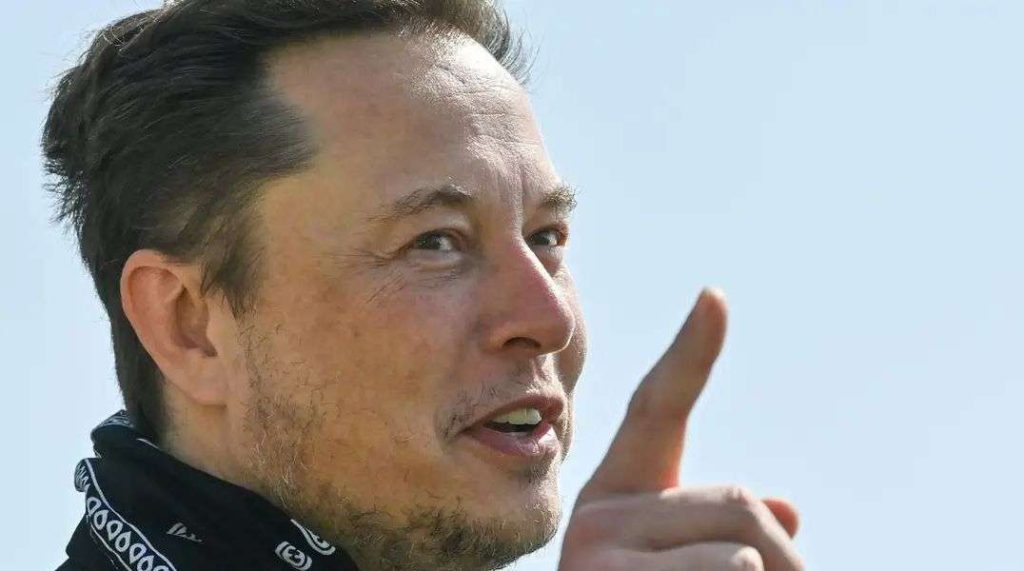 Tesla: per Elon Musk Twitter sarà un vantaggio, ma investitori vendono le azioni