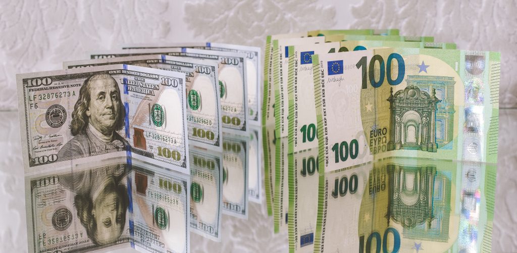 Banconote in dollari e in euro