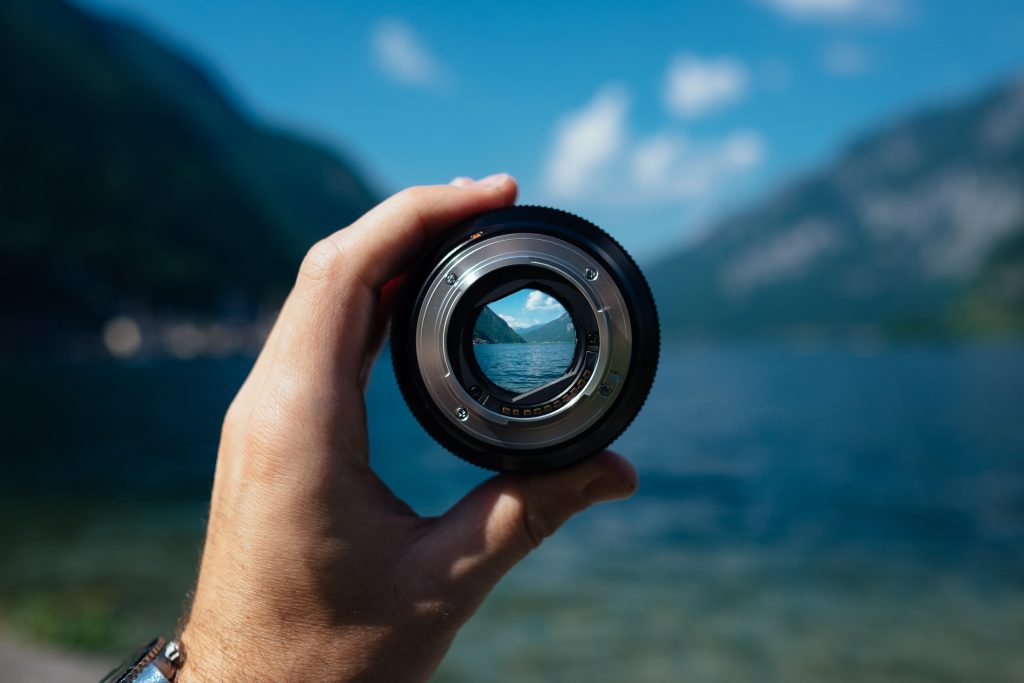 Una lente di ingrandimento inquadra un panorama in lontananza