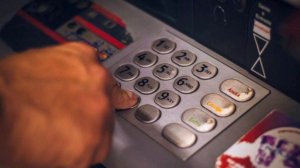 Una persona preleva all'ATM