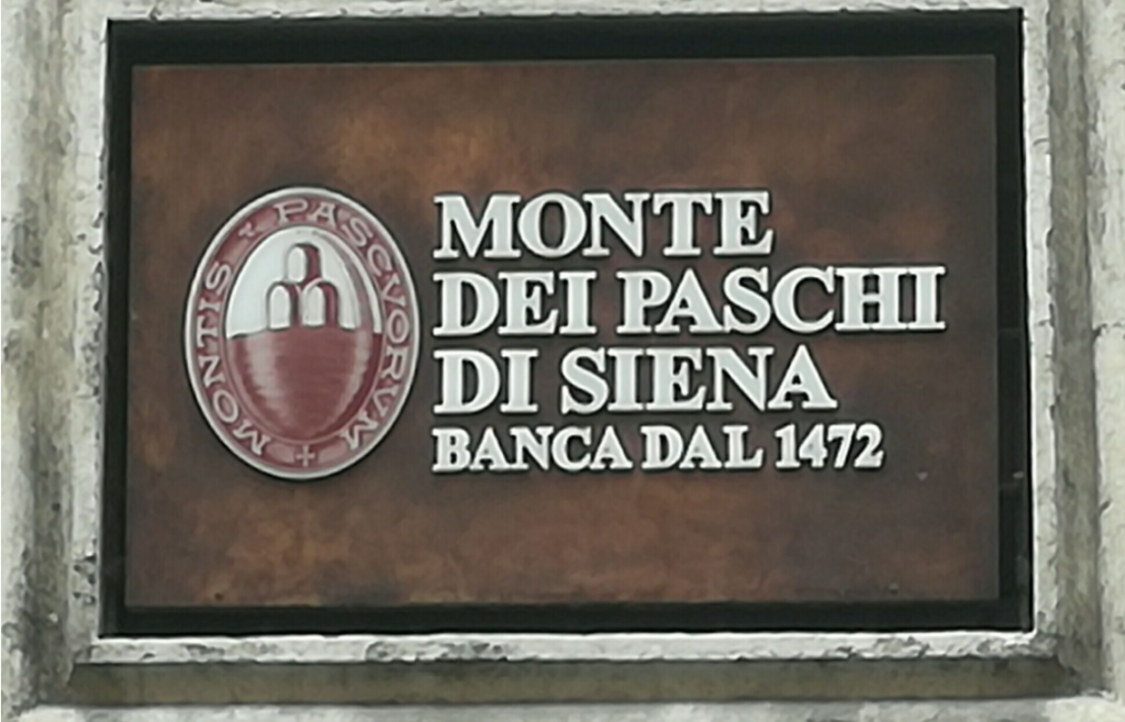 L'insegna di Banca Mps all'esterno della sede storica di Rocca Salimbeni