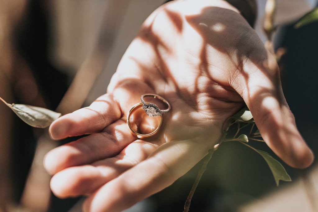 Un anello d'oro nel palmo della mano