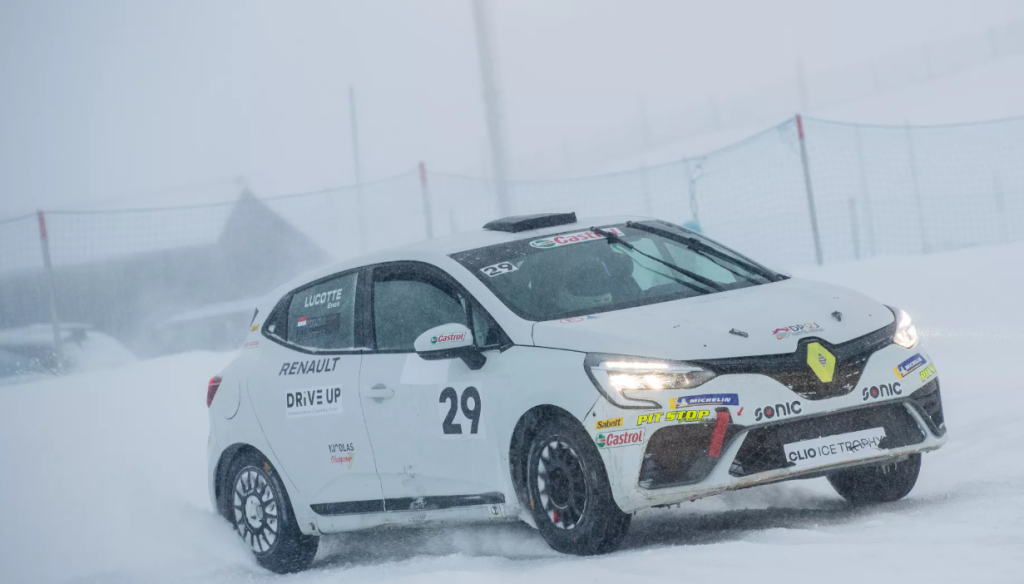 Un'automobile Renault durante un rally sulle nevi