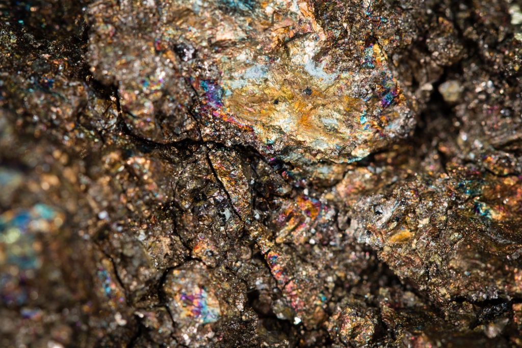 Un minerale grezzo da cui estrarre materie prime come le terre rare