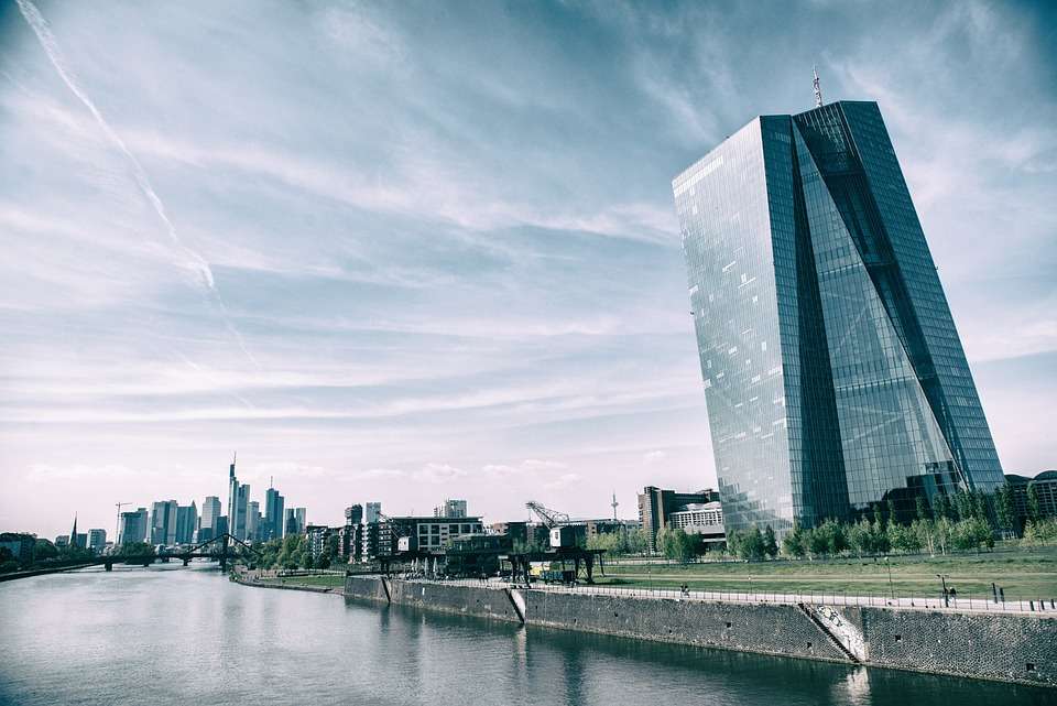 L'inflazione europea crolla, ma la BCE ridurrà l'aumento dei tassi?