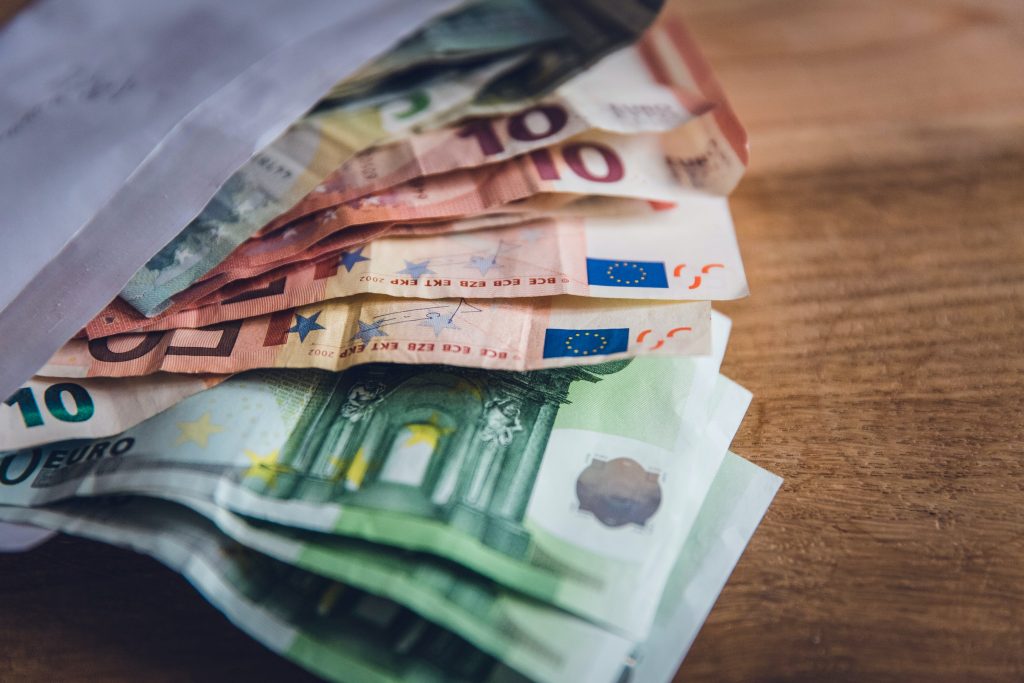 Banconote euro in una busta