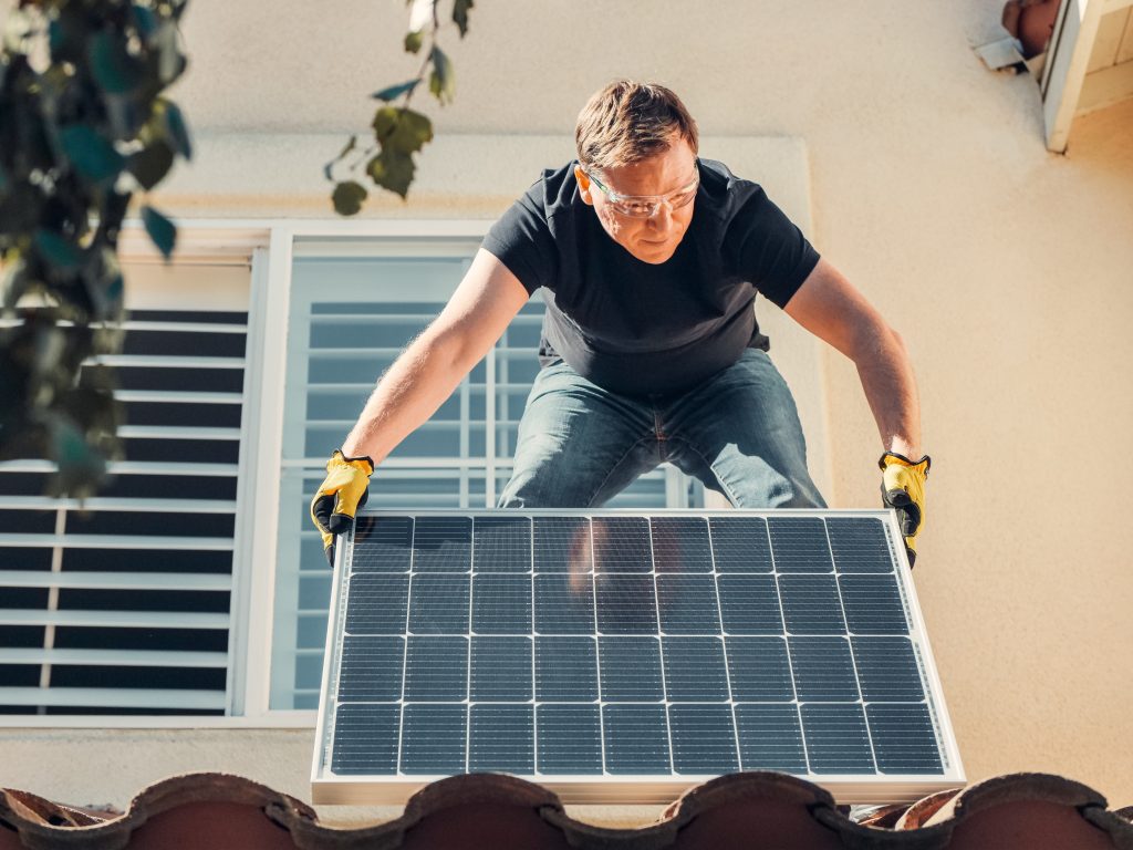 Un operaio installa pannello solari