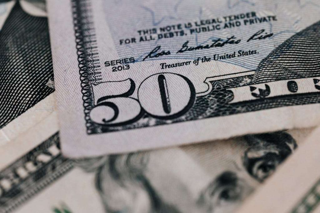 Dollaro USA: posizioni ribassiste degli hedge fund ai massimi da agosto 2021