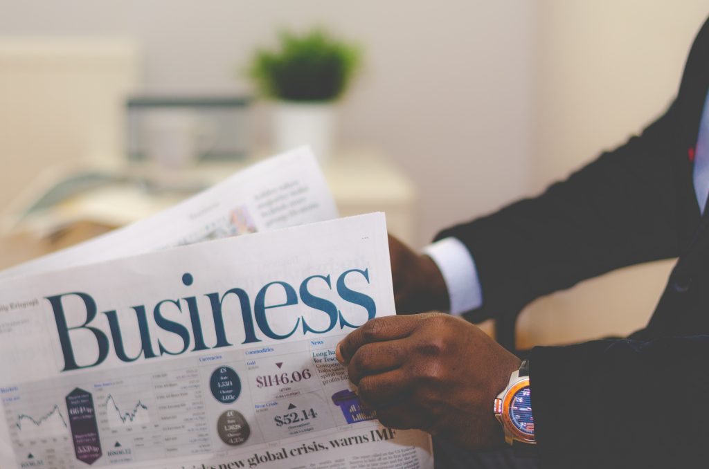 Un manager legge un giornale finanziario
