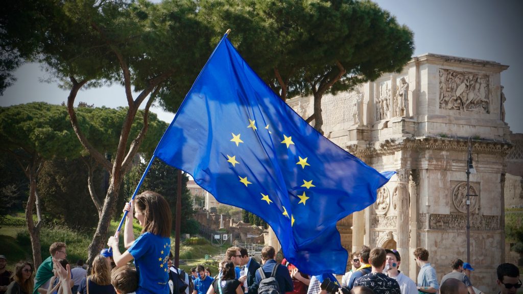 Una bandiera dell'Europa sventolata davanti all'arco di Costantino a Roma