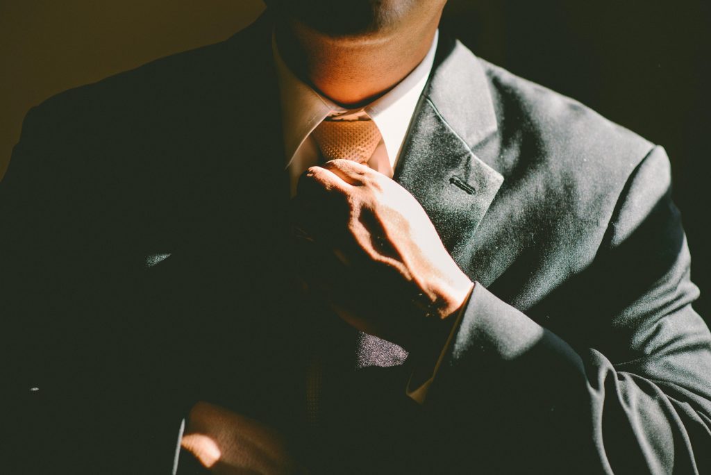 Un manager in giacca e cravatta