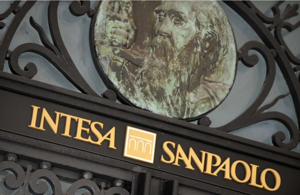 L'ingresso di una sede di Intesa Sanpaolo