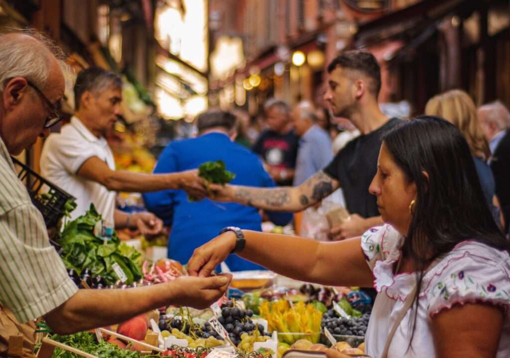 Un mercato di ortofrutta all'aperto in una città italiana