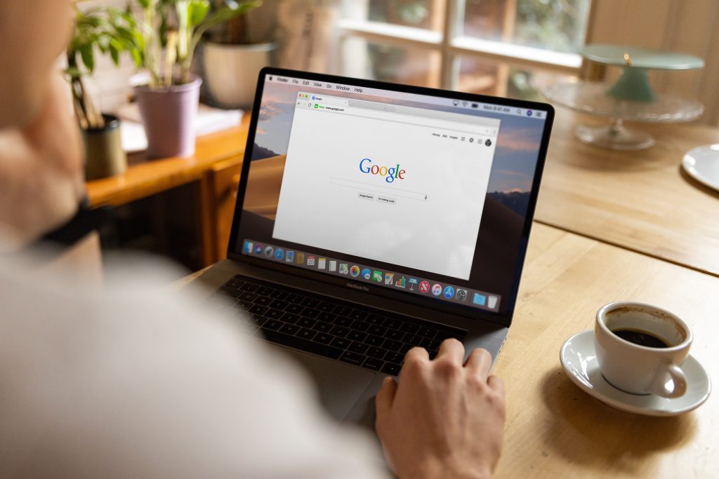 Una persona si appresta a effettuare una ricerca sul motore di ricerca Google