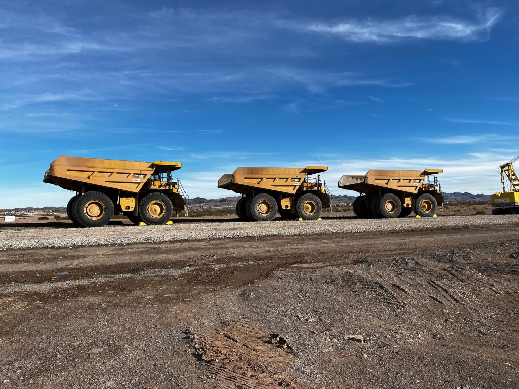 Una fila di camion da carico in una miniera