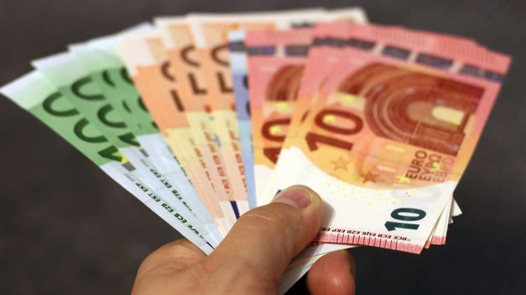Una mano offre soldi in euro