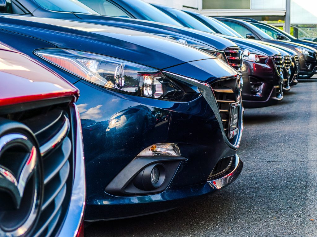 Una serie di automobili in fila