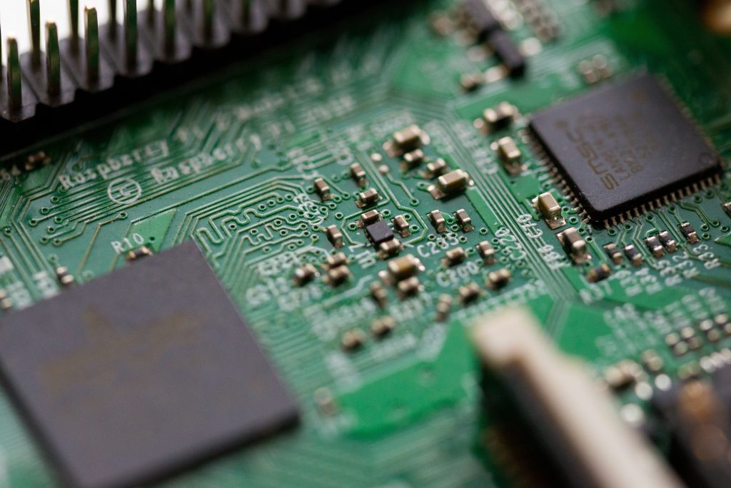 Una placca informatica con i suoi circuiti